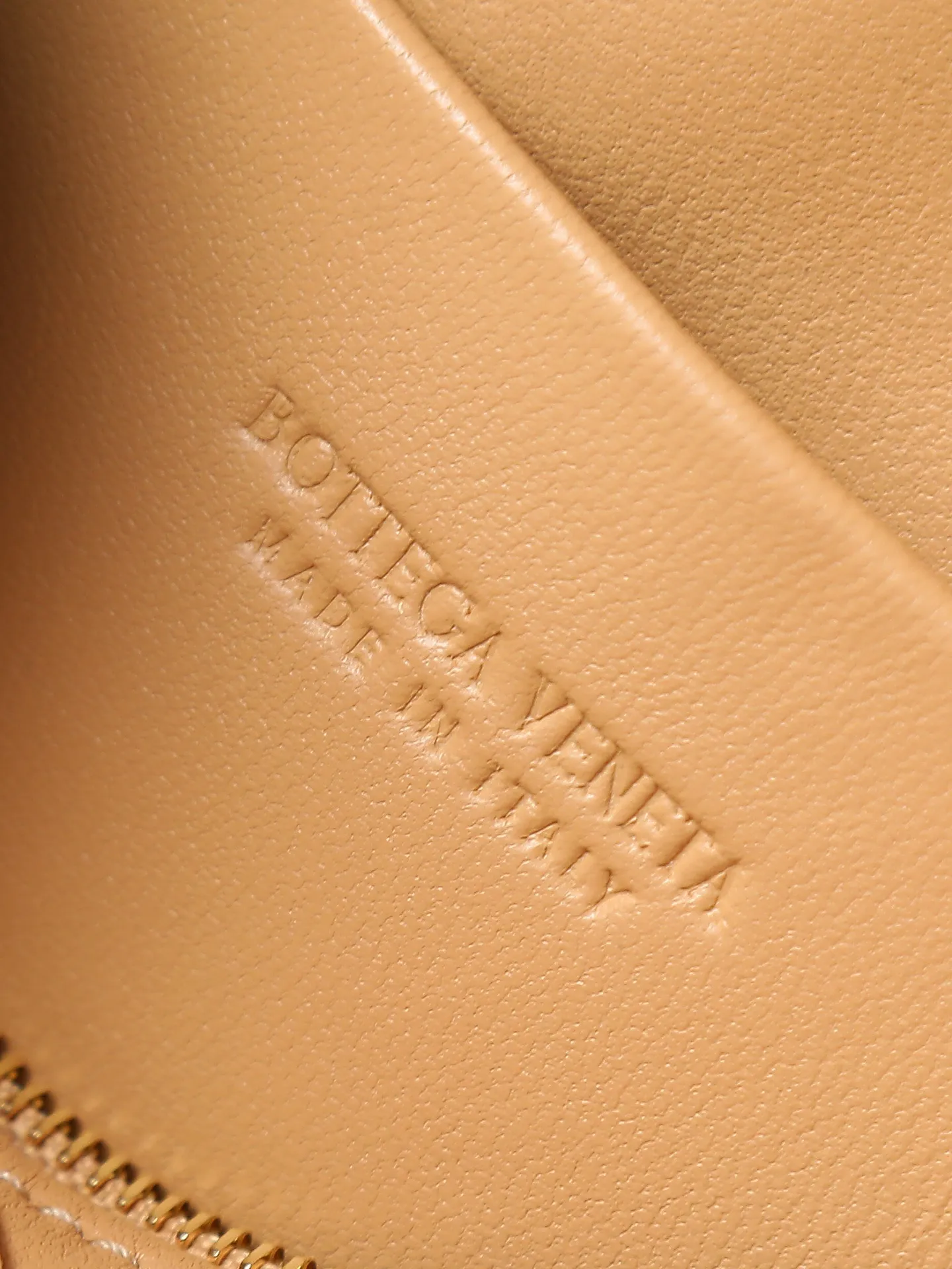 Batch 1300. 𝗕𝗼𝘁𝘁𝗲𝗴𝗮 𝗩𝗲𝗻𝗲𝘁𝗮———— The latest version of the loop camera bag💥 at the BV King of Cost-Effectiveness counter, large woven texture➕As always, ultra-high-quality lambskin, with zippers and adjustable drawstrings, it is especially suitable for the belly💫It can fit anything, and it is very light in weight. It is suitable for girls of all ages. Size: 17*10*6 Style number: 680254